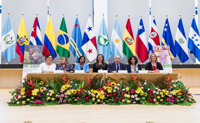 Clausura de las Consultas Regionales de América Latina y el Caribe previas a CSW61. De izquierda a derecha: Luiza Carvalho, Directora Regional de ONU Mujeres; Maria Noel Vaeza, Directora de la División de Programas de ONU Mujeres; Liriola Leoteau, Directora General del Instituto Nacional de la Mujer de Panamá (INAMU), Lic. Maria Luisa Romero, Ministra de Gobierno de la República de Panamá; Embajador Mauro Vieira, Representante Permanente de Brasil ante las Naciones Unidas; Mariella Mazzotti, Directora General del Instituto Nacional de las Mujeres del Uruguay (INMUJERES) y Nieves Rico, Directora de la División de Asuntos de Género de CEPAL.